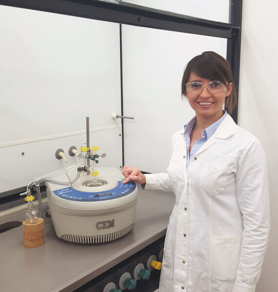 Abb. 4: Dipl.-Chem. Olga Maiatska an der Mikrowellenapparatur zur Umsetzung neuer phenolischer Edukte mit N-Hydroxymethylacrylamid in der Schmelze. (Bild: Uni Düsseldorf)