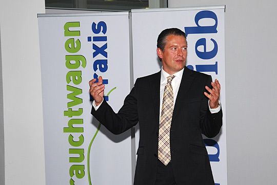 Jens Karsten Bergmann vom Autohaus Sessner aus Kitzingen erläutert seine erfolgreiche Marketingpolitik. (Archiv: Vogel Business Media)