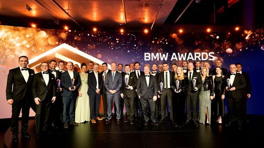 Die Sieger der BMW Awards auf einen Blick. BMW zeichnet die Händler in den Kategorien „Best in Kundenorientierung“, „Best in Electric“, „Best in Digitalisierung“ und „Best in Luxury“ jeweils in drei Betriebsgrößenclustern aus.(Bild:  BMW)