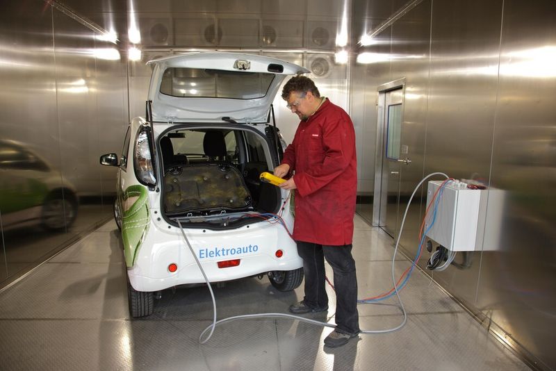 Fahrzeugtestkabine im ZSW-Testzentrum für Fahrzeugbatterien: Jetzt können auch Unfälle, mechanische Stöße und Rütteln auf Kopfsteinpflaster unter realitätsnahen Bedingungen simuliert werden (Bild: ZSW/Duckek)