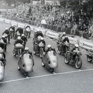 Die NSU Rennmax Typ „Blauwal“ im Renneinsatz. Auf einer solchen wurde Werner Haas 1954 Deutscher Meister und Rupert Hollaus Weltmeister. Dank der markant-blauen Verkleidung war das 250-ccm-Motorrad knapp 200 km/h schnell.(Bild:  Audi AG)