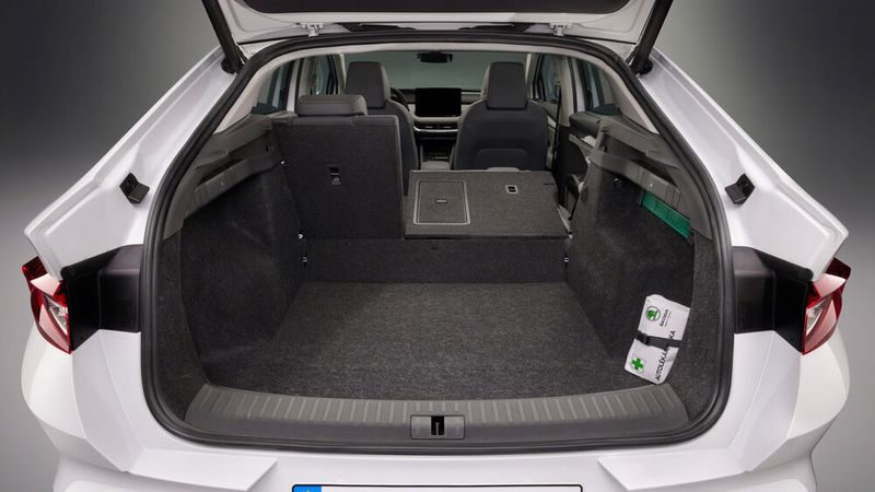 Aber auch mit nur teilweise umgeklappter Rücksitzbank … (Skoda)