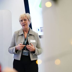 Elfriede Kerschl, Referatsleiterin Fachkräftesicherung bei der IHK für München und Oberbayern, hielt den ersten Vortrag des Mitgliedertreffs.(Bild:  Nicolas Armer)