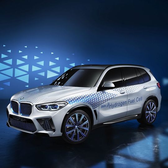 Mit 374 PS Systemleistung im i Hydrogen Next will BMW auch mit der Brennstoffzelle markentypische Dynamik realisieren.(Bild:  www.we-shoot-it.com)