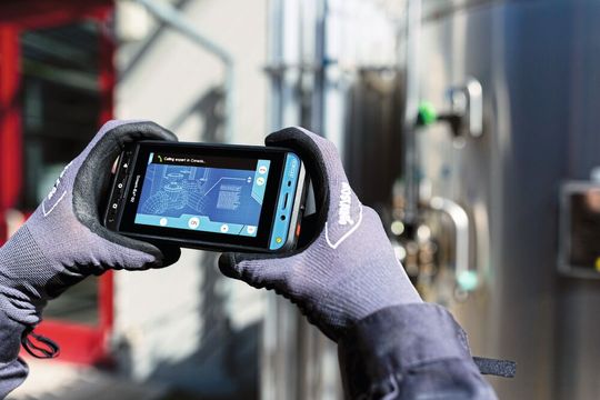 Dank moderner Kommunikationstechnologie ist es heute möglich, einen Arbeiter, alleine einzusetzen und dabei dennoch seine Sicherheit zu gewährleisten. (Bild:  Pepperl&Fuchs-Ecom)