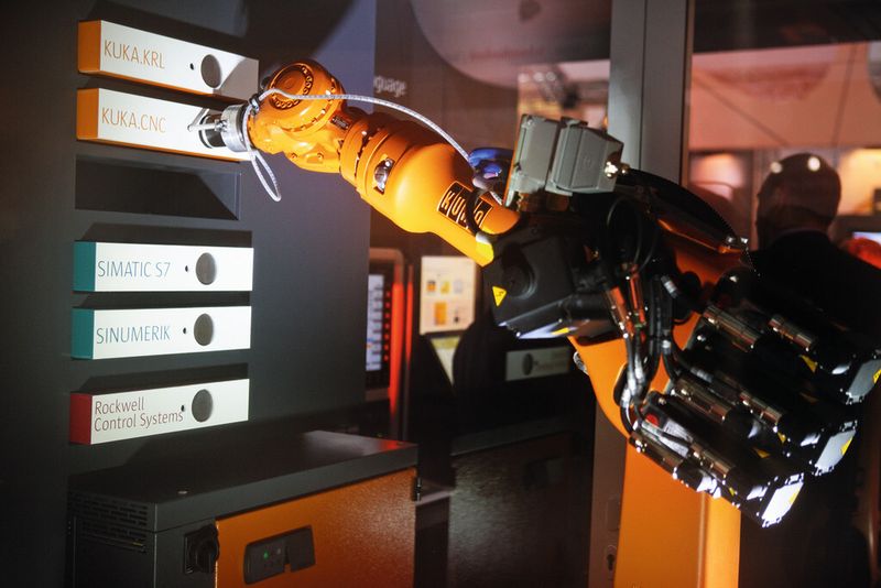 Für bewährte Steuerungswelten wie Siemens oder Rockwell schafft das Kuka-Schnittstellen-Paket mxAutomation ein natives Interface für die nahtlose Integration. (Bild: Kuka)