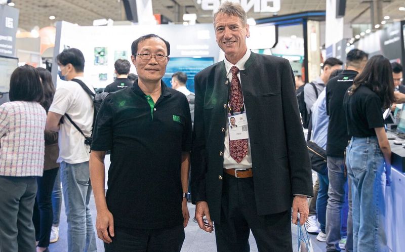 IEI aims to support factory automation in the German and European markets with its edge computing platforms. Y.T. Lee, Vice President of IEI (left), and Johann Wiesböck, former Editor-in-Chief of ELEKTRONIKPRAXIS.(Image: Johann Wiesböck)