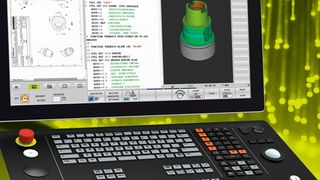 Steuerung Heidenhain TNC 640 bietet Dank ihres geteilten Bildschirms  mit 24“ Widescreen und Extended Workspace Compact parallel zwei Arbeitsbereiche für den Steuerungsbildschirm sowie die Anzeige weiterer Applikationen.  (Heidenhain)