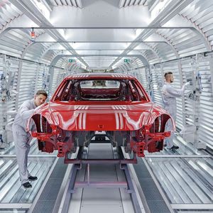 Bereits seit vielen Jahren unterstützen Panel-PCs Automobilhersteller bei der Dokumentierung der Fertigungsprozesse mithilfe einer digitalen Wagenbegleitkarte. 