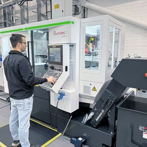 Jean Carlos Guedes, spécialiste en usinage 5 axes, devant la Starrag Bumotec 191neo.(Source :  Starrag)