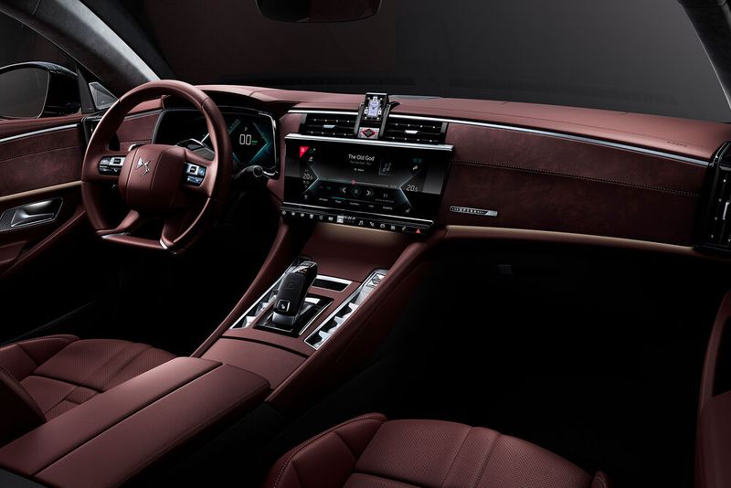 Viel Alcantara sowie Dekorelemente aus Kristallglas sollen innen für ein hochwertiges Ambiente sorgen.  (Bild: DS)