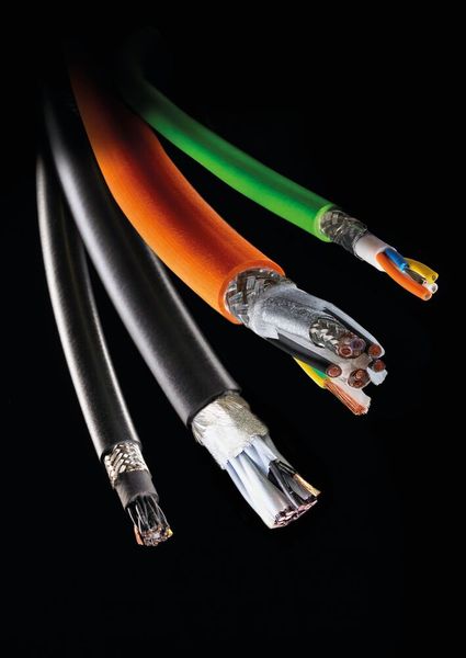 Ebenfalls zu sehen: elektrische Verbindungstechnik für die Industrieautomation, von Steuer- und Anschluss- bis zu Signal- und Datenleitungen.  (Bild: Helukabel)