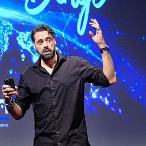 Zukunftsforscher Lucas-Pierre Bessis sagte in den Mainfrankensälen einiges voraus: „Die krassesten Sprünge wird die Medizin in der Zukunft machen!“(Bild:  Holger Zietz-VCG)