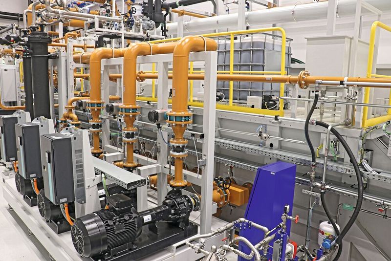 Links im Vordergrund: drei frequenzgesteuerte Prozesspumpen mit einer jeweiligen Pumpleistung von 2000 Litern pro Minute. Sie sorgen für eine bedarfsgerechte und somit energieeffiziente Versorgung der Maschinen. (Bild: Knoll)