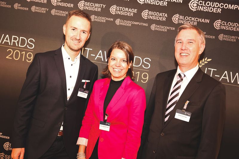 Gruppenbild mit Dame: Christan Kratzer von Rohde & Schwarz Cybersecurity mit Helen Wohlfarth-Kuhn und Alfred Vöhringer (beide T-Systems) mit  (v. l. n. r.) (Bild: artful rooms / VIT)