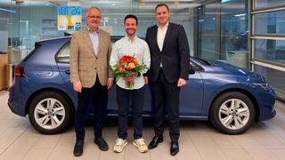Alfonso Pérez (Mitte) freut sich über seinen neuen Golf. Links ZDK-Pressesprecher Ulrich Köster, rechts Sascha Kapfelsberger von Volkswagen. (Bild: Promotor)