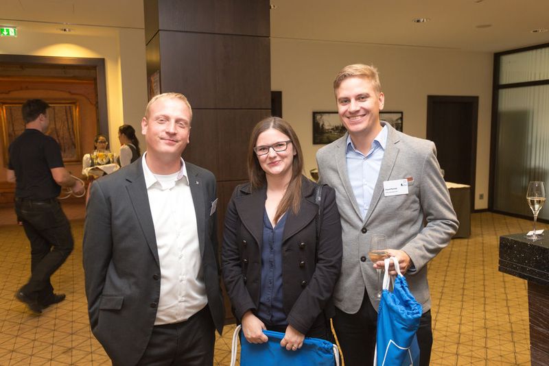 (v.l.) Dirk Großmann (Komsa) trifft Julia Resner und David Nowak von der Elektro-Breitling GmbH, die gerade ihre Begrüßungsbeutel entgegen genommen haben. Darin warteten ein Holzbrettchen samt Messer, damit man auch zu Hause eine Tiroler Jause nachstellen kann. Außerdem ein Rezepttipp, der neueste Komsa-Newsflash und der aktuelle Lösungskatalog. (Komsa)