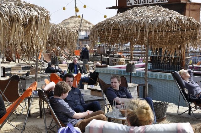 Im Anschluss an die Produktvorführungen ging es über zum Networking im Sand. (Pilot)