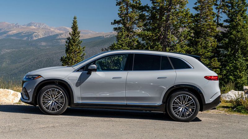 Im Boden des 5,13 Meter langen EQS SUV steckt ein Akku mit einer Kapazität von 108,4 kWh. (Bild: Mercedes-Benz)