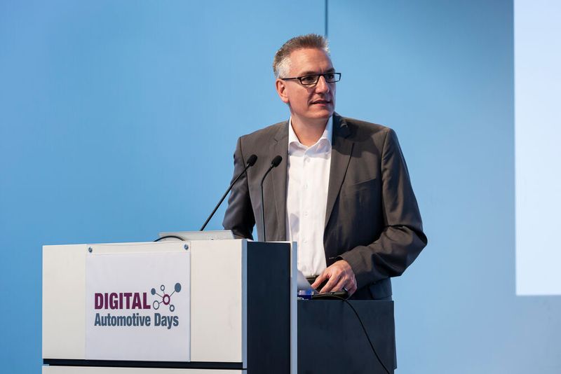 »kfz-betrieb«-Chefredakteur Wolfgang Michel begrüßte mehr als 300 Gäste im Vogel Convention Center. (Stefan Bausewein)