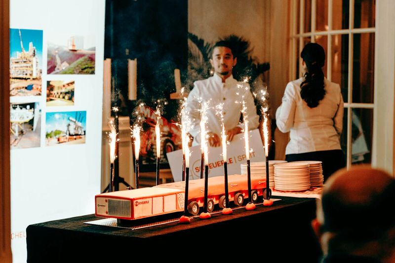 Zum 40. bestehen des Scheuerle-SPMT gab es eine eintsprechend gestaltete Torte, die das Transportsystem darstellte. (Bild: TII Scheuerle)