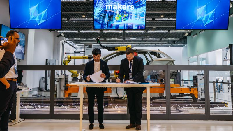 SEAT (Daniel Cortina) und Hexagon (Josh Weiss) beschließen Partnerschaft.(Bild:  Hexagon)