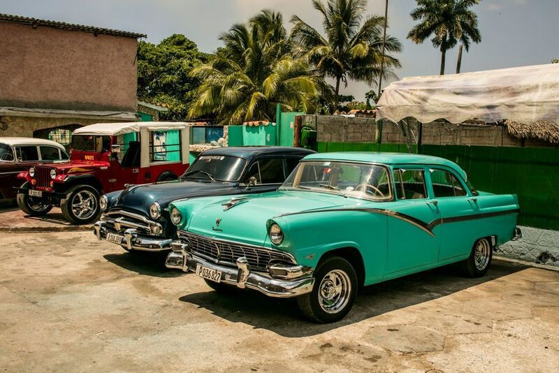 Auch wer noch nie in Kuba war, kennt die Bilder der kunterbunten US-Straßenkreuzer, die seit den 50er Jahren die grauen Straßen der Hauptstadt Havanna bevölkern. (press-inform)