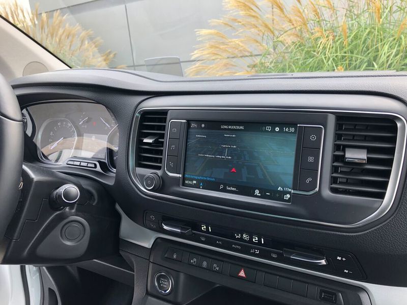 Das iPhone kann einfach via Apple CarPlay mittels Kabel mit dem sieben Zoll großen Touchscreen gekoppelt werden. (»Automobil Industrie«/Jens Scheiner)