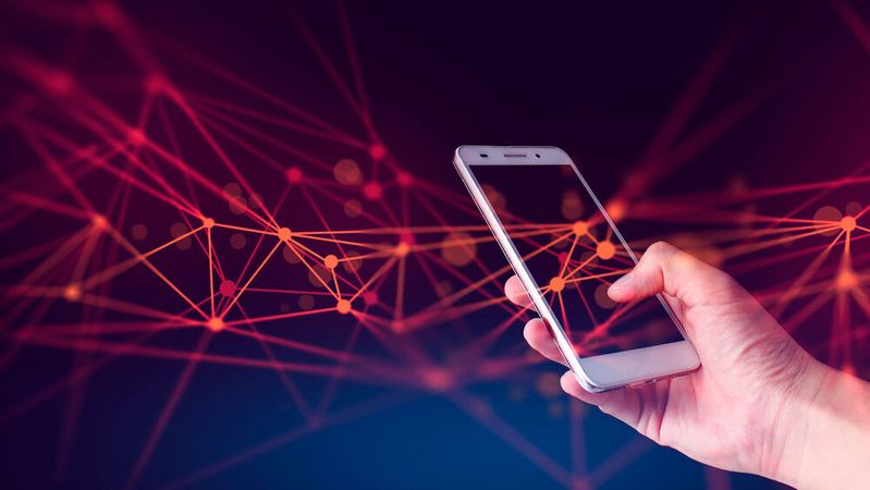 Trotz Statusleuchten kann die Predator-Spyware Apple-Geräte durch das gezielte Unterdrücken von Aufzeichnungsanzeigen unbemerkt über Kamera und Mikrofon ausspionieren.(© issaronow - stock.adobe.com)