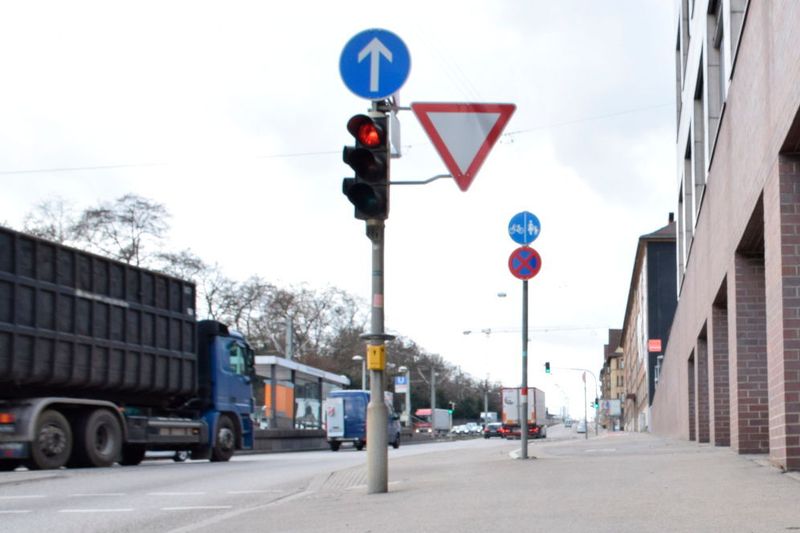 Knapp 50.000 Fahrzeuge, davon zehn Prozent Lastwagen, fahren täglich an den Luftansaugschnorcheln des Entwicklungszentrums von Mahle in der Pragstrasse vorbei. (Holz)
