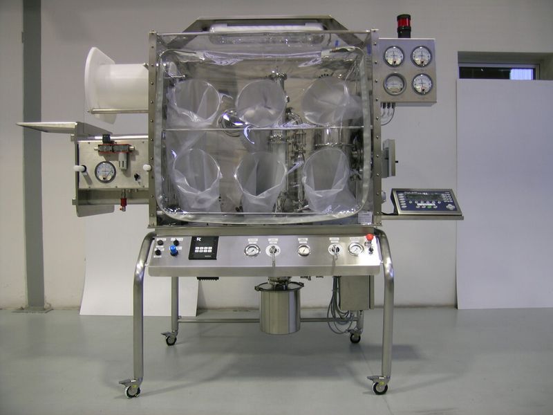 Halbflexibler Isolator für die Mikronisierung und Einwaage (Bild: DEC)