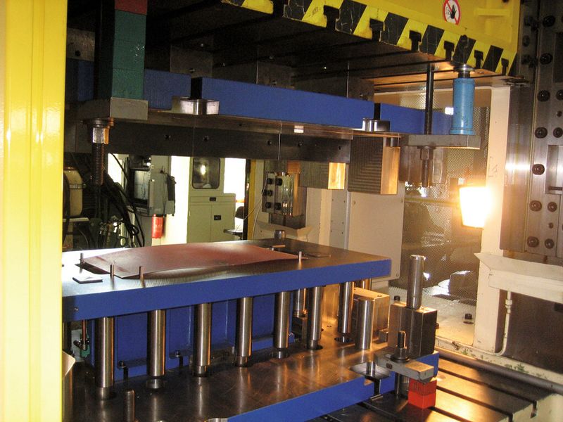 Versuchswerkzeug Schwellergeometrie mit Platine. (Bild: Neue Materialien Bayreuth)