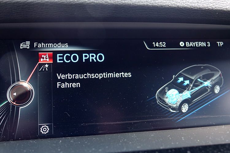 In Eco Pro ist das Fahrwerk weicher, das Getriebe schaltet schneller und Benzin wird gespart. (Jens Scheiner)