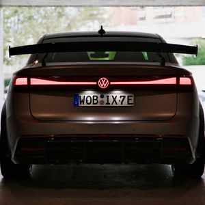 Optisch kommt der „ID X Performance“ mit seinem mächtigen Heckflügel wie ein potentes Benzinermodell daher.(Bild:  Volkswagen)