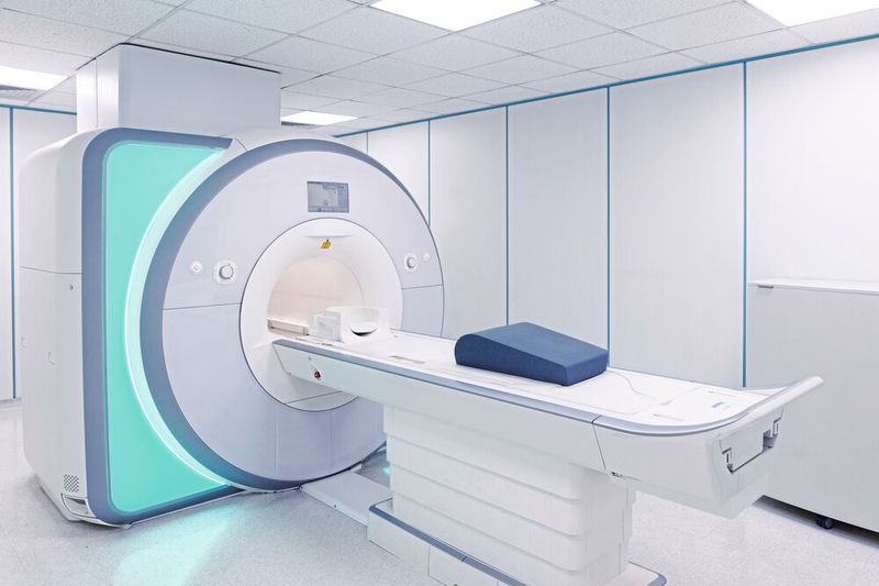 In der Medizin kann ein kritischer Systemausfall von elektronischen Geräten im Ernstfall das Leben von Patienten in Gefahr bringen. (Bild: © kaliantye - stock.adobe.com_188364394)