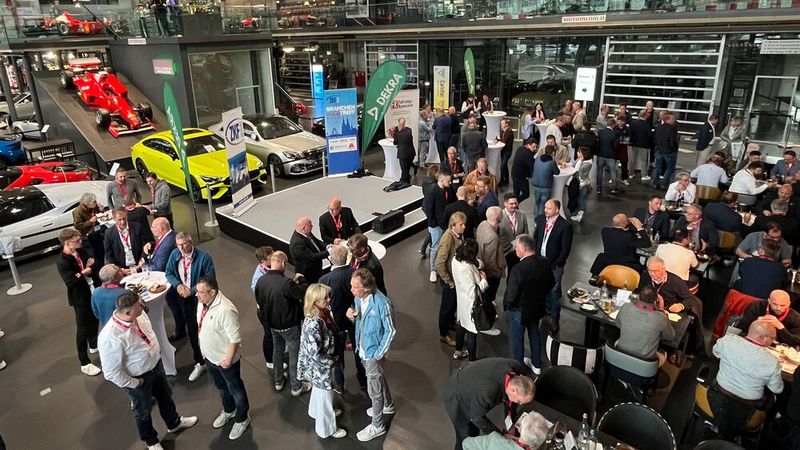 Volles Haus in der Kölner Motorworld: Die Location für die Abendveranstaltung begeisterte die Teilnehmer des ZKF-Branchentreffs 2026. (Bild: Klasing)
