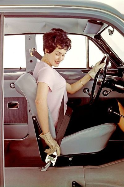 Ab 1959 war der Volvo „Amazon” das weltweit erste Fahrzeug mit serienmäßigem Dreipunkt-Sicherheitsgurt. Typisch in der Anfangszeit des Sicherheitsgurts waren die sehr individuellen Schlosslösungen der jeweiligen Hersteller. (Volvo)