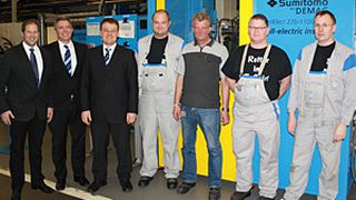 Die erste vollelektrische Maschine Intelect 220-1100 von Sumitomo (SHI) Demag produziert Lichtdrehschalterblenden für den Golf VII. Von links: Marco Heinemann, Projektmanagement Neuanläufe bei VW; Andreas Barth, Vertriebsingenieur und Markus Hausmann, Senior Engineer Technical Sales beide Sumitomo (SHI) Demag; Michael Ahrens, VW-Elektriker; Karsten Goebel, VW-Werktechnik Mechanik; Jens Pedersen, VW-Werktechnik Einarbeit und Anwendungstechnik; Harald Alt, VW-Versorgungstechniker. (Bild: Sumitomo (SHI) Demag)