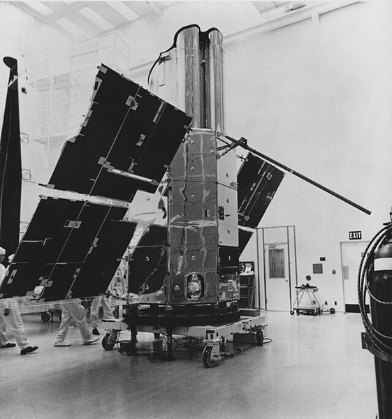 Die OAO-Satelliten waren eine Serie von vier amerikanischen Weltraumobservatorien, die zwischen 1966 und 1972 von der NASA gestartet wurden und die ersten hochwertigen Beobachtungen vieler Objekte im ultravioletten Licht lieferten. Obwohl zwei OAO-Missionen scheiterten, schärfte der Erfolg der beiden anderen das Bewusstsein der astronomischen Gemeinschaft für die Vorteile weltraumgestützter Beobachtungen und führte zur Initiierung des Hubble-Weltraumteleskops.  Übersetzt mit DeepL.com (kostenlose Version) (Bild: Public Domain)