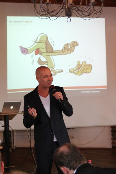 Motivationscoach Dr. Stefan Frädrich erklärt, wie man den inneren Schweinehund bekämpft und auch seine Mitarbeiter motiviert. (Press'n'Relations)
