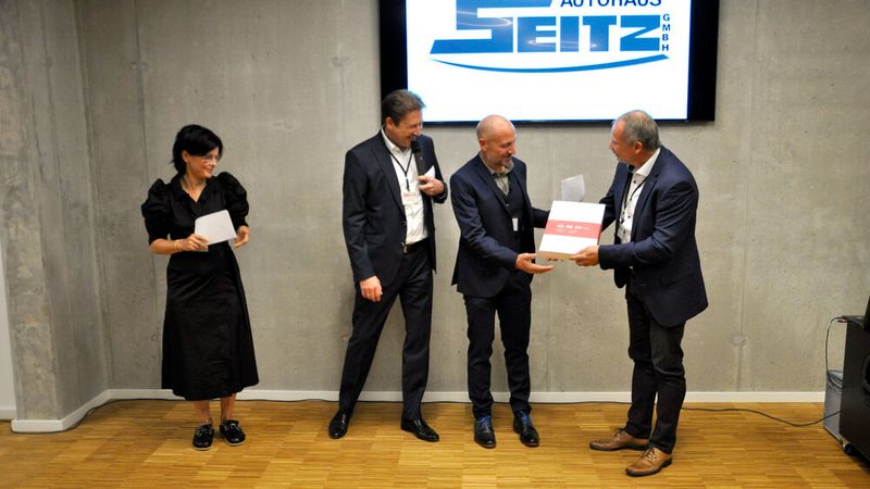 ... und hatte den ersten Händlervertrag dabei. (Bild: Wehner/Vogel Communications Group)