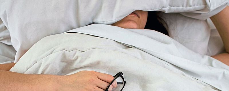 Ausreichender Schlaf ist aus vielen Gründen essenziell, aber eine neue Studie des ISTA hat nun auch gezeigt, warum Schlaf eine entscheidende Rolle für unser Lernverhalten spielt. Schlaf ist ein elementarer Bestandteil für die Speicherung und Verarbeitung von Informationen im Gehirn. Während der Schlafphasen werden kürzlich erlernte Informationen durch die Reaktivierung neuronaler Muster im Hippocampus verarbeitet und optimiert, was dazu beiträgt, Erinnerungen zu festigen, indem einige Neuronen stabil bleiben und neue Neuronen aktiviert werden, um Raum für neue Erinnerungen zu schaffen. (Symbolbild)(Bild:  frei lizenziert / Unsplash)