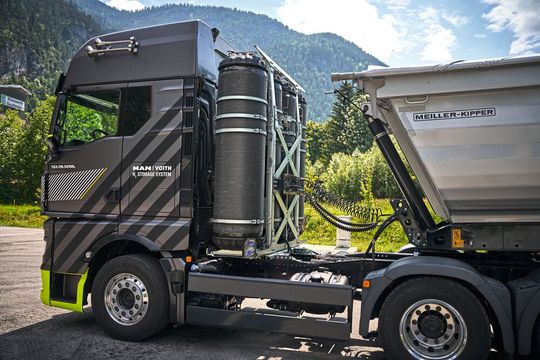Zunächst 200 Fahrzeuge des H-TGX will MAN an Kunden ausliefern. Statt Diesel verbrennt der Motor Wasserstoff.(Bild:  MAN Truck & Bus)