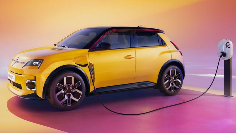 Platz 10: Im Jahr 2024 reichte es für den R5 mit 32.900 Euro für Platz 5. Mittlerweile bietet Renault die günstigere Einstiegsvariante für 28.000 Euro an. Dennoch verliert das Modell fünf Plätze. Das zeigt, dass das Angebot an E-Autos deutlich zugenommen hat. (Bild: Renault)