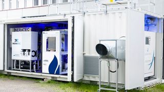 Weltweit erste integrierte Power-to-Liquid (PtL) Versuchsanlage zur Synthese von Kraftstoffen aus dem Kohlendioxid der Luft.  (Patrick Langer, KIT)