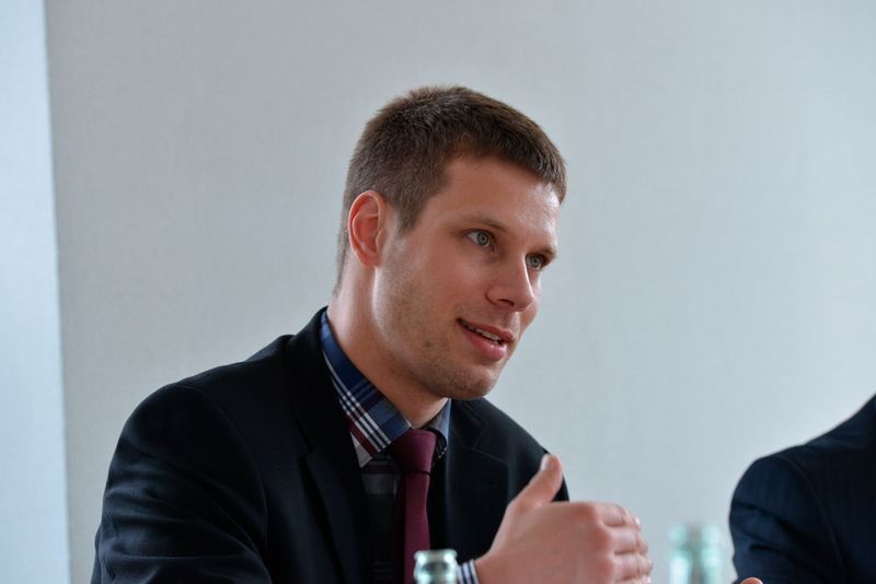 „Wir benötigen Lösungen, um die Sicherheitstechnik auch dann noch neu zu konfigurieren, wenn die Maschinen beim Kunden stehen.“ Sebastian Franz, Leiter Konstruktion Systemtechnik, KBA-NotaSys, Würzburg. (Vogel Business Media / Johannes Untch)