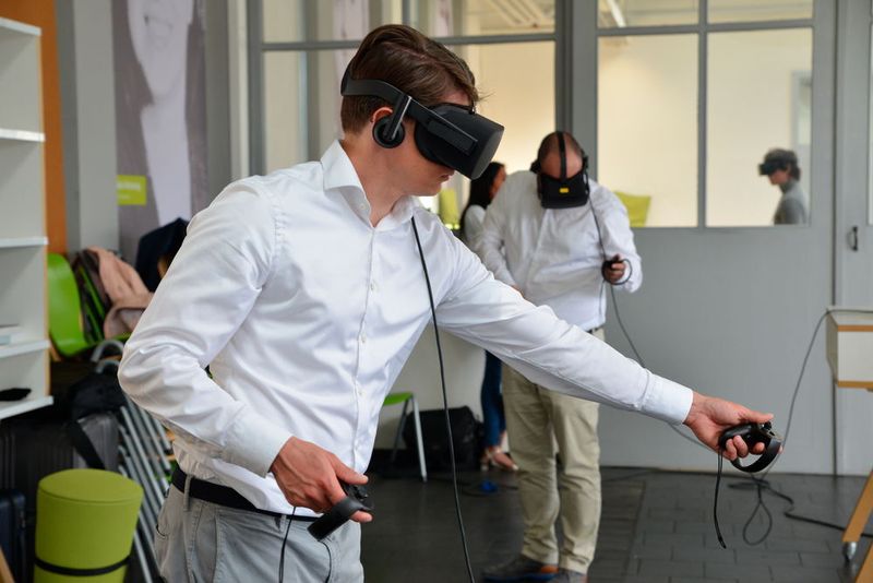Über spezielle Bewegungen kann mit Gegenständen und Avataren in der virtuellen Umgebung agiert werden. (Untch/Vogel Communications Group)