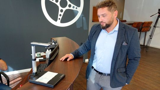 Das unscheinbare Gerät auf dem Tresen scannt alle relevanten Daten auf dem Fahrzeugschein und erspart dem Autosiastik-Team bereits viel Tipparbeit. (Bild:  Schreiner – »kfz-betrieb«)