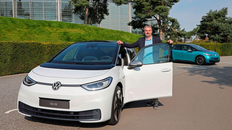 Oliver Nicolai war der erste Kunde, der seinen ID 3 in der Wolfsburger Autostadt abholte. (Bild: Volkswagen)