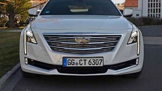 Die Front des CT6 dominieren der breite Kühlergrill und die tief gezogenen LED-Scheinwerfer. (Bild: Schreiner/»kfz-betrieb«)